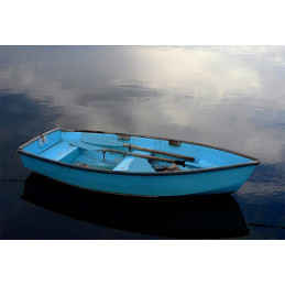 Une petite barque bleue